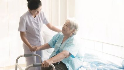 在家也能享受全方位養老服務?上海已試點!3位護理員+1位護士輪流上門，每月花費……